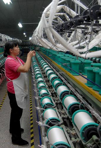 11月12日,浙江省湖州市一家絲廠的女工在翻絲車間內作業(yè)。新華社記者 黃宗治 攝
