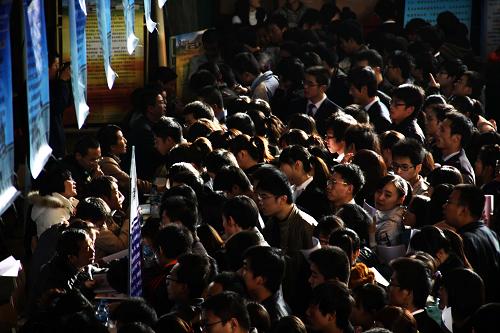 11月13日,求職者在畢業(yè)生“雙選會”上觀看招聘信息,投遞個人簡歷。當(dāng)日,西部高校學(xué)生就業(yè)工作聯(lián)盟2011屆畢業(yè)生雙向選擇洽談會在蘭州大學(xué)舉行。本次“雙選會”共有近250家用人單位參加,提供萬余個工作崗位,吸引約7000名畢業(yè)生參加。新華社發(fā)(胡辰 攝)