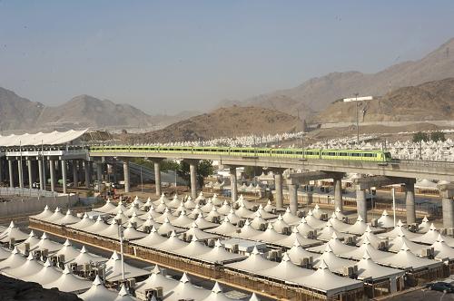 輕軌鐵路列車(chē)在朝覲圣地麥加試運(yùn)行(2010年11月攝)。新華社發(fā)(姜書(shū)范 攝)