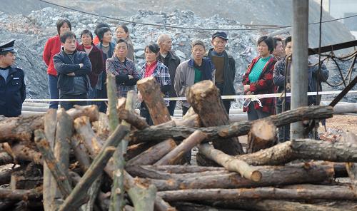 湖南湘潭億德煤礦透水事故救援現(xiàn)場圍觀的群眾(12月1日攝)。新華社記者 龍弘濤 攝