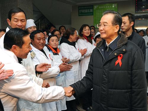 這是12月1日,溫家寶在四川昭覺(jué)縣人民醫(yī)院艾滋病抗病毒治療中心親切看望醫(yī)護(hù)人員。新華社記者饒愛(ài)民攝