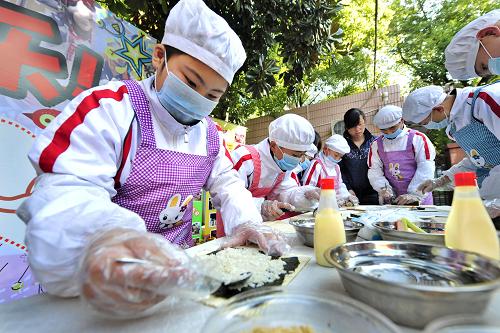 12月2日,杭州市健康實(shí)驗(yàn)學(xué)校廚藝興趣班的智障學(xué)生在制作壽司。當(dāng)日,浙江省杭州市健康實(shí)驗(yàn)學(xué)校舉辦智障學(xué)生“我能行,我快樂”教育成果展示活動,百余名智障兒童在食品制作、剪紙、特奧運(yùn)動等項(xiàng)目中展示才藝,全市近百名特教工作者現(xiàn)場觀摩并交流經(jīng)驗(yàn),共同迎接12月3日“國際殘疾人日”的到來。新華社發(fā)(李忠 攝)