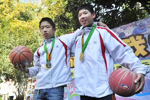 12月2日,兩名曾在2010年第五屆全國特奧運(yùn)動會上摘金奪銀的智障學(xué)生在杭州市健康實(shí)驗(yàn)學(xué)校展示球技。新華社發(fā)(李忠 攝)
