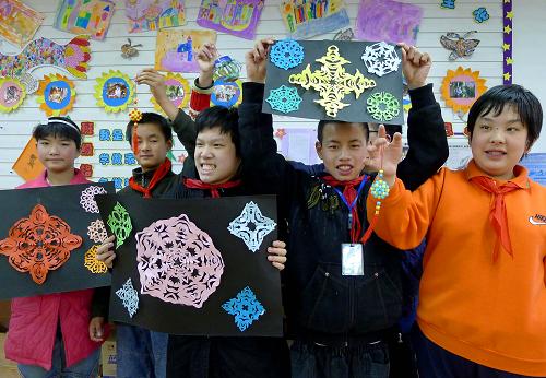 12月2日,杭州市健康實(shí)驗(yàn)學(xué)校的智障學(xué)生在展示自己創(chuàng)作的剪紙作品。新華社發(fā)(施健學(xué) 攝)
