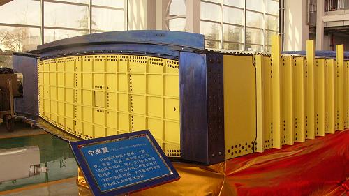 這是交付的我國C919大型客機(jī)中央翼部段樣件(12月28日攝)。當(dāng)日,由中航工業(yè)西飛國際研制的我國C919大型客機(jī)中央翼、襟翼及運(yùn)動機(jī)構(gòu)部段樣件正式下線,這標(biāo)志著C919客機(jī)研制工作取得了重大進(jìn)展。C919大型客機(jī)是我國自主研發(fā)的中短程商用干線飛機(jī),可載客156-168人。2009年5月26日,西飛國際與中國商飛簽署了C919飛機(jī)機(jī)體6個工作包的理解備忘錄,西飛國際成為此大型客機(jī)項(xiàng)目的首批9家供應(yīng)商之一。新華社記者 毛海峰 攝