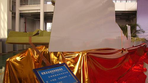 這是交付的我國C919大型客機(jī)襟翼及運(yùn)動機(jī)構(gòu)部段樣件(12月28日攝)。新華社記者 毛海峰 攝
