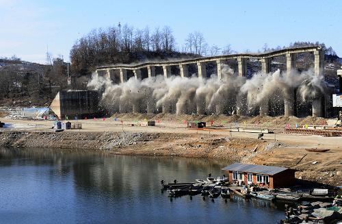 12月28日,施工人員對(duì)水豐水電站副壩工作橋進(jìn)行爆破拆除。新華社記者 任勇 攝
