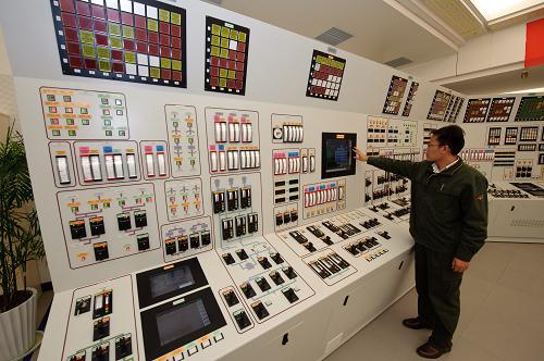 12月28日,福建寧德核電站工程技術(shù)人員在使用我國首臺自主研發(fā)的核電站全范圍模擬機(jī)。當(dāng)日,我國首臺自主研發(fā)設(shè)計(jì)的百萬千瓦級核電站全范圍模擬機(jī)在福建寧德核電站正式投入使用,這標(biāo)志著我國核電在自主設(shè)計(jì)、自主制造、自主建設(shè)、自主運(yùn)營的道路上又邁出了重要的一步,結(jié)束了我國使用的全范圍模擬機(jī)長期以來依靠從國外采購、成套進(jìn)口的局面。全范圍模擬機(jī)有“虛擬核電站”之稱,按照國際慣例和我國核電站建設(shè)標(biāo)準(zhǔn),每座新建核電站至少應(yīng)配備一臺全范圍模擬機(jī),用于開展核電關(guān)鍵設(shè)備操縱員培訓(xùn)與執(zhí)照考試,為核電站安全運(yùn)行提供保障。新華社記者 姜克紅 攝