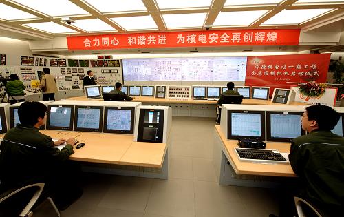 12月28日,福建寧德核電站工程技術(shù)人員在操縱我國首臺自主研發(fā)的核電站全范圍模擬機(jī)進(jìn)行“汽輪發(fā)電機(jī)組沖轉(zhuǎn)并網(wǎng)”課程培訓(xùn)演練。新華社記者 姜克紅 攝
