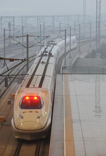 12月28日,一列和諧號(hào)動(dòng)車組列車在武廣高鐵上運(yùn)行。當(dāng)日,記者從武漢鐵路部門獲悉,全面實(shí)現(xiàn)“高密度”“公交化”運(yùn)行的武(漢)廣(州)高速鐵路,運(yùn)營一年來,其客流形成逐月加大趨勢,全年上座率超過90%。 據(jù)悉,明年北京至武漢高速鐵路開通運(yùn)營后,武廣高鐵的上座率可望進(jìn)一步提高。新華社記者 熊金超 攝