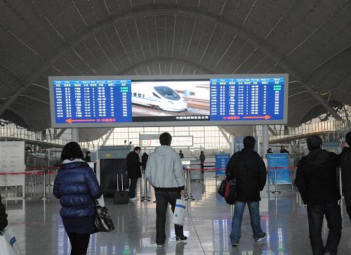 12月28日,旅客們走入武廣高鐵武漢火車站安檢大廳。新華社記者 熊金超 攝