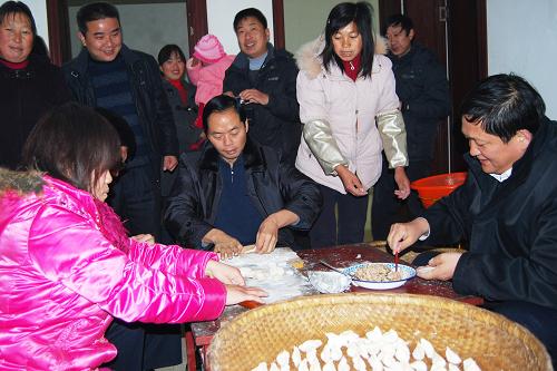 12月29日,陜西省山陽縣干部與牛耳川鎮(zhèn)西溝村受災(zāi)群眾一起包餃子,慶祝受災(zāi)群眾喜遷新居。當日,陜西省山陽縣牛耳川鎮(zhèn)西溝村郭春友等10戶受災(zāi)戶集體搬進新居。目前,山陽縣因災(zāi)需要建房的5211戶中,已有4277戶搬進新居。7月中下旬,陜南和關(guān)中部分地區(qū)遭遇多次大范圍強降雨,引發(fā)山洪、滑坡、泥石流等自然災(zāi)害,全省9市63個縣受災(zāi),直接經(jīng)濟損失達134多億元。陜西省委、省政府及時動員部署,全力搶險救災(zāi),并及時開展恢復重建。新華社發(fā)(王榮金)攝