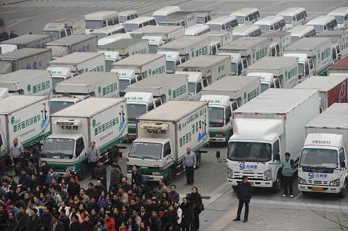 12月29日,在重慶市會(huì)展中心發(fā)車儀式上拍攝的準(zhǔn)備統(tǒng)一運(yùn)送醫(yī)院訂購藥品的車輛。新華社記者 陳誠 攝