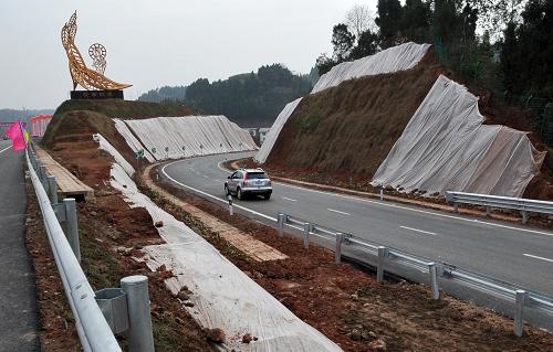 12月30日,汽車行駛在四川綿陽(yáng)至遂寧高速公路。新華社記者 陳凱 攝