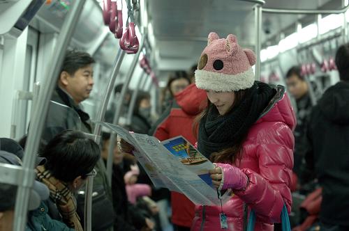 12月30日,一位乘客在北京地鐵亦莊線(xiàn)首班車(chē)上查看地鐵地圖。新華社記者 趙琬微 攝