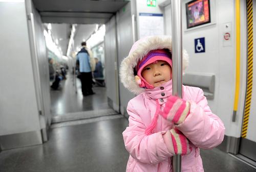 12月30日,5歲的楊佳怡第一次坐地鐵去大興的姥姥家。家住北京珠市口的楊佳怡,以前去姥姥家要倒好幾趟公交車(chē),現(xiàn)在一趟地鐵就到了。新華社記者 羅曉光 攝