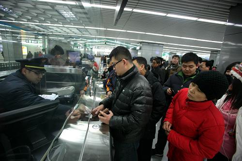 12月30日,市民在北京地鐵大興線棗園站排隊(duì)購買車票。新華社記者鄭煥松攝