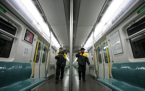 12月30日,工作人員在北京地鐵大興線的一輛列車上進(jìn)行運(yùn)營前的最后檢查。新華社記者鄭煥松攝