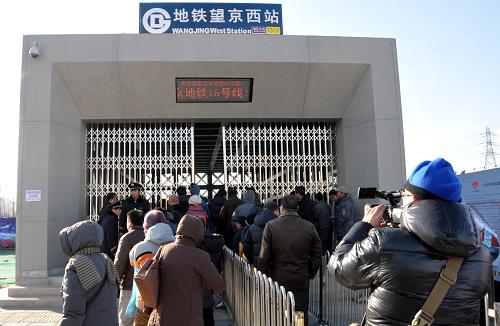 12月30日,乘客在北京地鐵15號線首開段望京西站外排隊(duì)進(jìn)站乘車。新華社發(fā)(馬海林 攝)