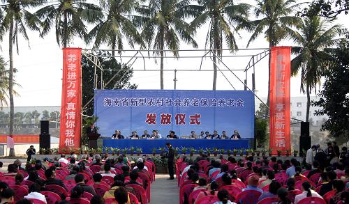 這是海南新型農(nóng)村社會養(yǎng)老保險金發(fā)放儀式現(xiàn)場(12月30日攝)。當日,海南省政府在??谑旋埲A區(qū)頭鋪村舉行新型農(nóng)村社會養(yǎng)老保險金的發(fā)放儀式,該村符合條件的60周歲以上的村民全部領(lǐng)到了該季度的養(yǎng)老金165元。據(jù)了解,截至12月27日,海南省16至59周歲的農(nóng)村居民已經(jīng)有178.57萬人參保繳費,參保金額1.9億元,參保率達79.39%。新華社記者 侯建森 攝