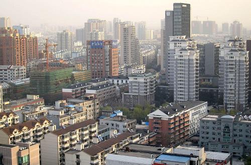 杭州市中心的商品房住宅區(qū)(12月30日攝)。12月29日,住房城鄉(xiāng)建設(shè)部部長姜偉新在北京舉行的全國住房城鄉(xiāng)建設(shè)工作會議上表示,截至2009年底,中國城鎮(zhèn)人均住宅建筑面積約30平方米。據(jù)杭州市近日舉行的市委專題學(xué)習(xí)會介紹,2009年杭州市區(qū)居民人均住宅建筑面積達30.85平方米。新華社記者 譚進 攝