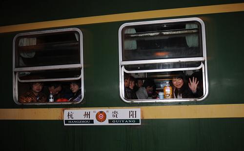 這是L199次臨時(shí)客車(chē)(1月13日攝)。1月13日晚,杭州火車(chē)站春運(yùn)前的第一趟臨客——杭州至貴陽(yáng)的L199次列車(chē)正式開(kāi)行,大部分乘客均為在浙江工作的外來(lái)務(wù)工人員。13、14兩日開(kāi)始,杭州火車(chē)站共將開(kāi)通3趟發(fā)往云貴川方向的臨時(shí)客車(chē),這些臨客均為每天發(fā)車(chē)。新華社記者 韓傳號(hào) 攝
