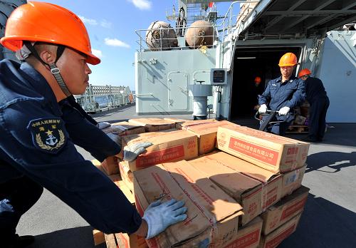 1月26日,海軍“千島湖”綜合補(bǔ)給艦的戰(zhàn)士們?cè)谵D(zhuǎn)運(yùn)入庫(kù)慰問(wèn)物資。新華社記者范軍威攝