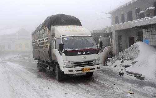 1月29日,在從六盤水市至威寧縣公路的梅花山高海拔地段,一輛貨車準(zhǔn)備繼續(xù)趕路。新華社記者 李勁峰 攝