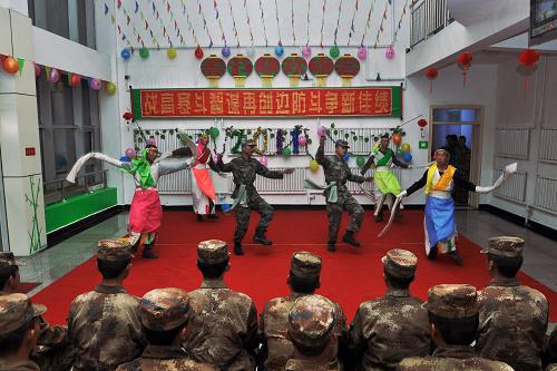 1月29日,5390前哨官兵在排練春節(jié)晚會的節(jié)目。新華社發(fā)(向文軍 攝)