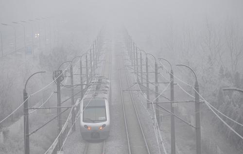 2月22日早上,一列輕軌車(chē)在霧中駛?cè)氪筮B市甘井子區(qū)泉水子站。當(dāng)日,遼寧大連地區(qū)和沿海海面出現(xiàn)大霧,局部濃霧,能見(jiàn)度不足200米。大連市氣象臺(tái)發(fā)布了大霧橙色預(yù)警信號(hào)。新華社發(fā)(劉德斌 攝)