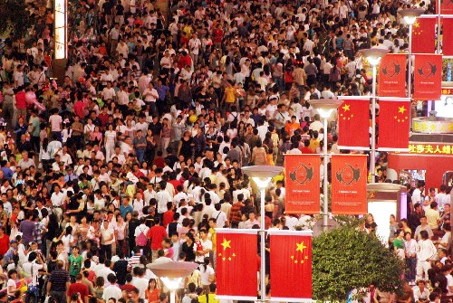 2007年10月1日,游客在上海南京路步行街參加國慶觀燈活動。黃金周景區(qū)“爆棚”、呼吁推行彈性休假、增設(shè)傳統(tǒng)節(jié)日為假日……近年來,關(guān)于長假制度的一些議論與建議不絕于耳。國家法定節(jié)假日如何調(diào)整才更科學(xué)合理?記者近日從權(quán)威部門獲悉,國務(wù)院高度重視社會各界意見,已要求相關(guān)部門對國家法定節(jié)假日的調(diào)整進(jìn)行調(diào)研論證,清明、端午、中秋等傳統(tǒng)節(jié)日有望增設(shè)為國家法定節(jié)假日,廣大居民有望得到更多的休息時間。