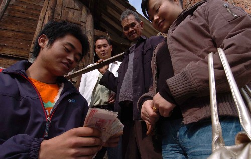 11月21日,在貴陽(yáng)市烏當(dāng)區(qū)水田鎮(zhèn)翁蓬村,大病初愈的參加新型農(nóng)村合作醫(yī)療的農(nóng)民劉發(fā)林(左一)收到全程代理服務(wù)員王婭(右一)為他辦理的22500元的住院報(bào)銷(xiāo)費(fèi)用。
