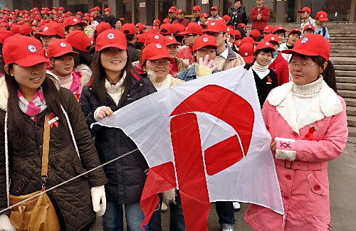 12月1日,在鄭州市的河南人民會(huì)堂廣場(chǎng)上,大學(xué)生在展示一只“紅絲帶”風(fēng)箏。 當(dāng)日,鄭州市十幾所大專院校的大學(xué)生志愿者走上街頭,將數(shù)千只印有紅絲帶圖案的風(fēng)箏,發(fā)放給為艾滋病防治基金捐款的市民群眾,以共同營(yíng)造全社會(huì)防治艾滋病的良好氛圍。