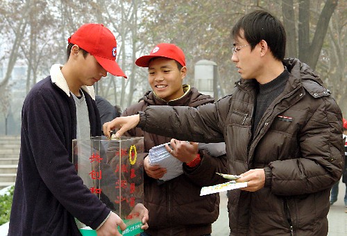 12月1日,在鄭州紫荊山廣場(chǎng),一位市民(右)在為“艾滋病防治基金”捐款。 當(dāng)日是世界艾滋病日,河南省各地開展多種形式的以“艾滋病防治”為主題的宣傳咨詢活動(dòng)。
