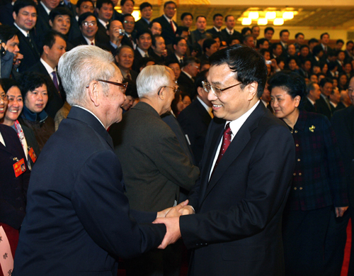 這是會(huì)議開(kāi)幕前,李克強(qiáng)等與出席會(huì)議的代表親切握手。