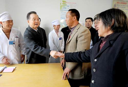 這是溫家寶總理來(lái)到河南省上蔡縣蘆崗鄉(xiāng)文樓村衛(wèi)生所,看望在這里工作的醫(yī)務(wù)人員和前來(lái)就診的艾滋病患者。