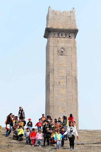 4月2日,老師帶領(lǐng)孩子們來到雨花臺烈士陵園緬懷先烈。新華社記者 孫參 攝