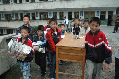 湖北興山加緊處理特大滑坡險(xiǎn)情 4月21日,高陽鎮(zhèn)中學(xué)的學(xué)生為受災(zāi)的小學(xué)生騰教室。 4月19日17時30分,湖北省興山縣高陽鎮(zhèn)發(fā)生特大滑坡,高陽鎮(zhèn)中心小學(xué)及附近村莊受到影響。搶險(xiǎn)工作目前仍在緊張進(jìn)行,高陽鎮(zhèn)中學(xué)為受災(zāi)的中心小學(xué)師生騰出10間教室和8間學(xué)生宿舍。從4月24日起,高陽鎮(zhèn)中心小學(xué)的900多名師生將全部轉(zhuǎn)移到高陽鎮(zhèn)中學(xué),恢復(fù)上課。 新華社發(fā)(劉保平 攝)