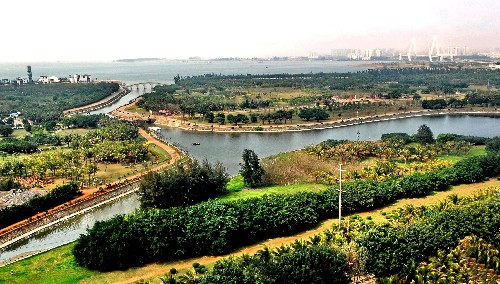 (海南特區(qū)20年)(1)海濱灘涂上建起熱帶生態(tài)公園 新華社照片,海口,2008年4月21日 海濱灘涂上建起熱帶生態(tài)公園 如今的海口市萬綠園遠(yuǎn)眺(2008年3月13日攝)。 20年前,海南省??谑腥f綠園所在地還是南海之濱的一片亂石灘涂,20世紀(jì)90年代初,海口市決定填海興建綠化工程。如今,這里已經(jīng)建起了一座大型的熱帶海濱生態(tài)公園,園內(nèi)栽種近萬棵以椰子樹為主的熱帶和亞熱帶觀賞植物,鋪種60余萬平方米草坪,呈現(xiàn)出一派廣闊的熱帶園林風(fēng)光,成為海口市民和外地游客休閑度假的好去處。 新華社記者姜恩宇攝
