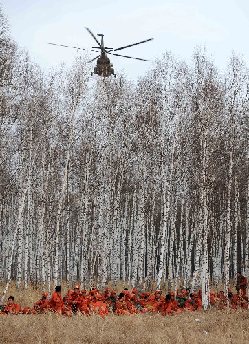 武警內(nèi)蒙古大興安嶺森林支隊(duì)官兵在撲火前線(4月20日攝)。 4月16日,內(nèi)蒙古大興安嶺畢拉河、烏爾旗漢發(fā)生森林大火,分為4個(gè)火場(chǎng)。經(jīng)過(guò)4晝夜奮力撲救,到4月20日8時(shí),經(jīng)飛機(jī)巡視所有火場(chǎng),并綜合各火場(chǎng)情況報(bào)告,整個(gè)火場(chǎng)外線明火全部撲滅?;饒?chǎng)進(jìn)入全面清理階段。 新華社記者張領(lǐng)攝