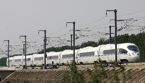 國(guó)產(chǎn)時(shí)速350公里“和諧號(hào)”動(dòng)車(chē)組在京津城際鐵路試運(yùn)行 4月23日,CRH3“和諧號(hào)”動(dòng)車(chē)組沿京津城際鐵路試運(yùn)行,試運(yùn)行時(shí)速達(dá)到260公里左右。4月11日,國(guó)產(chǎn)時(shí)速350公里的CRH3“和諧號(hào)”動(dòng)車(chē)組在中國(guó)北車(chē)集團(tuán)唐山軌道客車(chē)有限責(zé)任公司下線。目前該車(chē)型已經(jīng)進(jìn)入批量生產(chǎn)階段。首批下線的前3列動(dòng)車(chē)組將在北京奧運(yùn)會(huì)前馳騁在京津城際鐵路上。預(yù)計(jì)2009年底之前,將有57列陸續(xù)下線投入運(yùn)營(yíng)。 新華社發(fā)