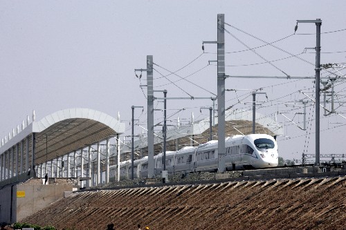 4月23日,沿京津城際鐵路試運(yùn)行的CRH3“和諧號(hào)”動(dòng)車(chē)組通過(guò)剛剛建成的天津武清區(qū)楊村站,試運(yùn)行時(shí)速達(dá)到260公里左右。4月11日,國(guó)產(chǎn)時(shí)速350公里的CRH3“和諧號(hào)”動(dòng)車(chē)組在中國(guó)北車(chē)集團(tuán)唐山軌道客車(chē)有限責(zé)任公司下線。目前該車(chē)型已經(jīng)進(jìn)入批量生產(chǎn)階段。首批下線的前3列動(dòng)車(chē)組將在北京奧運(yùn)會(huì)前馳騁在京津城際鐵路上。預(yù)計(jì)2009年底之前,將有57列陸續(xù)下線投入運(yùn)營(yíng)。 新華社發(fā)