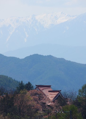 長(zhǎng)野即將迎來北京奧運(yùn)圣火傳遞 北京奧運(yùn)會(huì)圣火境外第16站的傳遞活動(dòng)將于4月26日在日本長(zhǎng)野舉行。長(zhǎng)野位于日本中北部,山川秀美,物產(chǎn)豐富,曾于1998年舉辦過第18屆冬季奧運(yùn)會(huì)。圖為與雪山交相輝映的長(zhǎng)野高遠(yuǎn)城。(4月22日攝) 新華社記者任正來攝