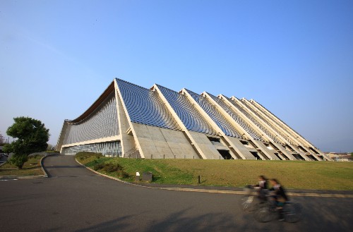 圖為長(zhǎng)野地標(biāo)性建筑――M波浪速滑館,是1998年長(zhǎng)野冬奧會(huì)的主要場(chǎng)館之一。(4月22日攝) 新華社記者任正來攝