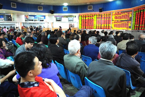 4月25日,股民們?cè)谥貞c一家證券營(yíng)業(yè)部關(guān)注股市行情。 當(dāng)日,上證綜指以3572.55點(diǎn)小幅低開(kāi),尾盤(pán)報(bào)收于3557.75點(diǎn),較前一交易日下跌0.71%;深證成指當(dāng)日繼續(xù)上行收復(fù)13000點(diǎn),收?qǐng)?bào)13104.95點(diǎn),較前一交易日上漲1.47%。 新華社記者 周衡義 攝
