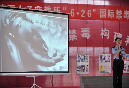 各地開(kāi)展禁毒宣傳活動(dòng) 6月26日,在廣西南寧市廣西壯族自治區(qū)女子勞動(dòng)教養(yǎng)管理所,民警在講述一個(gè)吸毒女的故事。 當(dāng)日是“6·26”國(guó)際禁毒日,廣西壯族自治區(qū)女子勞動(dòng)教養(yǎng)管理所舉行以“依法禁毒,構(gòu)建和諧”為主題的禁毒宣傳活動(dòng),通過(guò)圖片展示、拒毒宣誓、簽名等活動(dòng),幫助勞教人員認(rèn)識(shí)毒品的危害。 新華社記者 周華 攝
