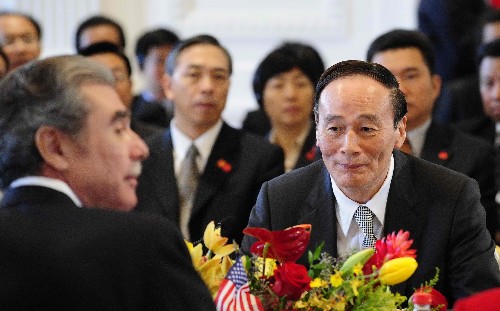 9月16日,正在美國洛杉磯出席第19屆中美商貿(mào)聯(lián)委會的中國國務院副總理王岐山(右)與美國商務部部長古鐵雷斯舉行會談。當日,第19屆中美商貿(mào)聯(lián)委會在美國洛杉磯市尼克松圖書館舉行。中國國務院副總理王岐山出席,并與美國商務部部長古鐵雷斯和貿(mào)易代表施瓦布共同主持會議,美國農(nóng)業(yè)部部長謝弗參加。 新華社記者張巖攝