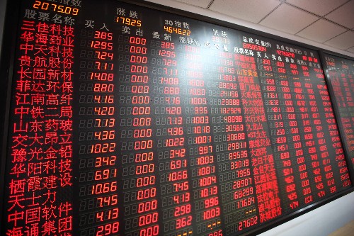 9月19日,北京某證券營(yíng)業(yè)部?jī)?nèi)的屏幕顯示全線飄紅。 當(dāng)日,滬深股市雙雙強(qiáng)勢(shì)反彈,上證綜指和深證成指分別以2075.09點(diǎn)和7154.00點(diǎn)報(bào)收,較前一交易日收盤大漲9.46%和9.00%。 新華社記者 高學(xué)余攝