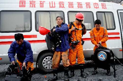 河南濟(jì)源馬莊煤礦透水事故20名被困礦工生死不明 10月31日,礦山救援人員準(zhǔn)備下井。 10月29日發(fā)生透水事故的河南濟(jì)源馬莊煤礦,1名被困礦工的遺體已被發(fā)現(xiàn),其余20人至今生死不明。據(jù)礦山救援專家現(xiàn)場勘察分析,由于被困礦工工作面位于下山巷道,巷道已被透水完全淹沒,煤泥淤積,施救艱難,進(jìn)展緩慢。目前,救援工作仍在進(jìn)行中,事故原因正在調(diào)查。 新華社記者朱祥攝