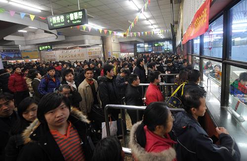 1月20日,旅客在重慶汽車站有序排隊購票。 1月19日,重慶市公路安全發(fā)送旅客達到117.54萬人次。春運以來,重慶公路共安排各類旅客班車18萬多班次,安全運送旅客超過千萬人次,與2008年同期相比上升9.07%。 新華社記者 周衡義攝